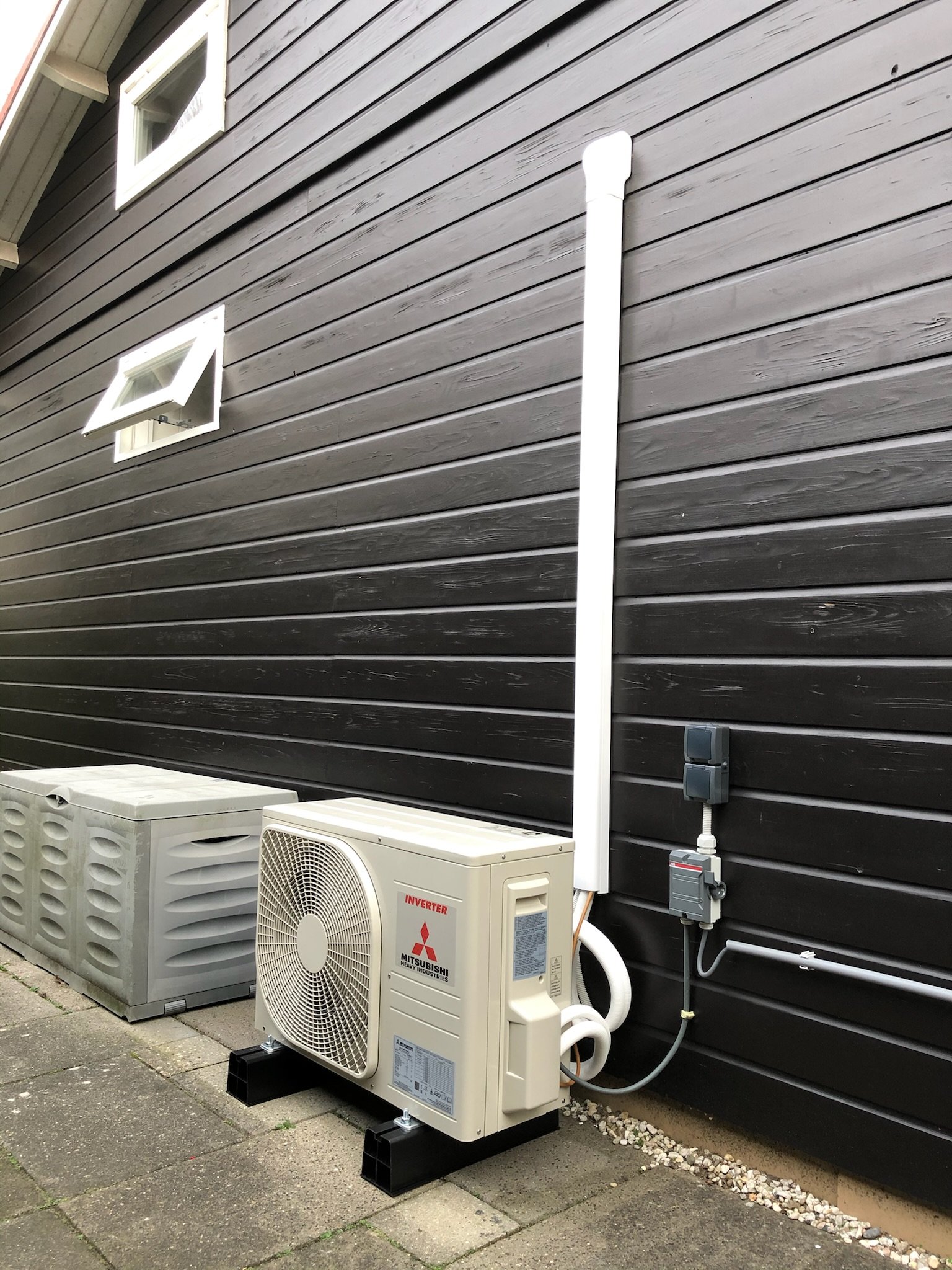 Eigen werk: nette buitenopstelling Mitsubishi-airco